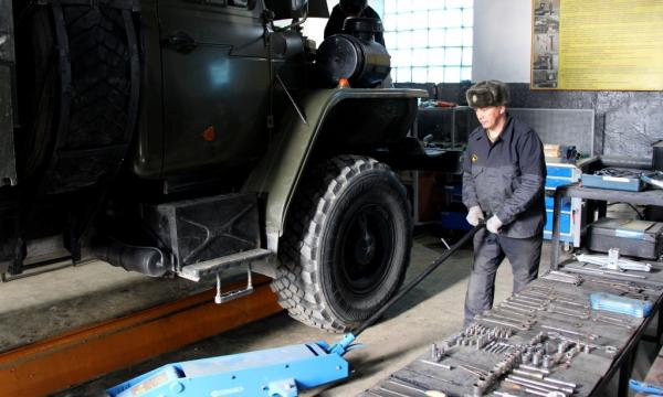 На Сахалине и Курильских островах военнослужащие ВВО переводят технику на зимний режим эксплуатации На Сахалине и Курильских островах военнослужащие ВВО переводят технику на зимний режим эксплуатации