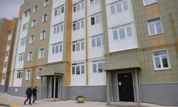 С теплом и заботой: Народная программа Единой России помогла охинцам переехать из аварийного жилья С теплом и заботой: Народная программа Единой России помогла охинцам переехать из аварийного жилья