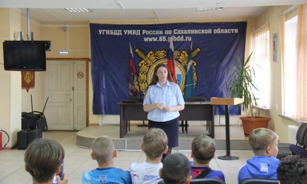 Госавтоинспекция провела занятие по безопасности для детей из спортивного лагеря