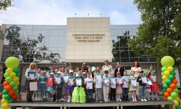 Два дня веселья и творчества: более 400 детей посетили первый летний праздник на площадках музея книги Чехова