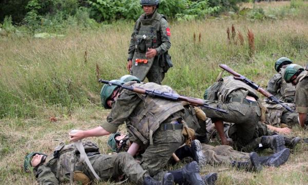 Студенты СахГУ отрабатывают тактическую медицину на сахалинском полигоне "Троицкий"