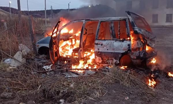 В Углегорске сгорел автомобиль В Углегорске сгорел автомобиль