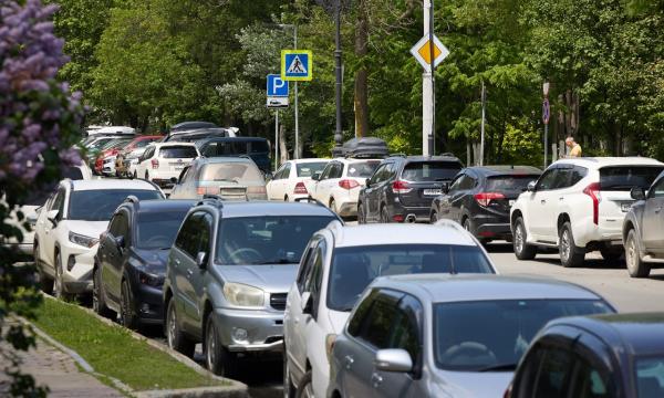 Южно-Сахалинск запускает пилотный проект платной парковки на улице Дзержинского