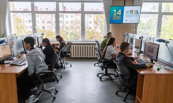 Всероссийский экономический диктант-2025 прошел для школьников в Сахалинской областной библиотеке