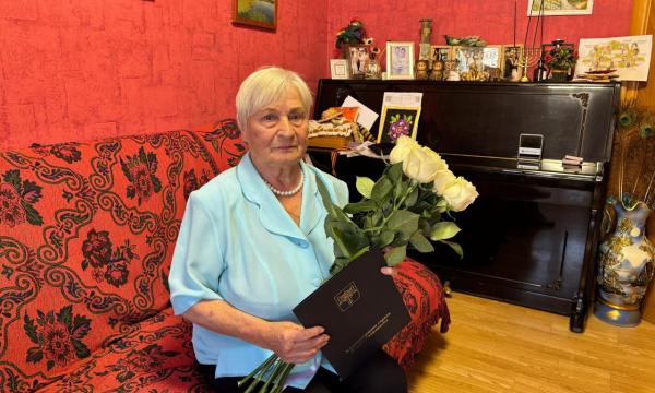 Сахалинские власти поздравили 94-летнюю участницу трудового фронта с юбилеем