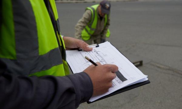 В Южно-Сахалинске продолжают дефектовку дорог для планирования ремонтных работ