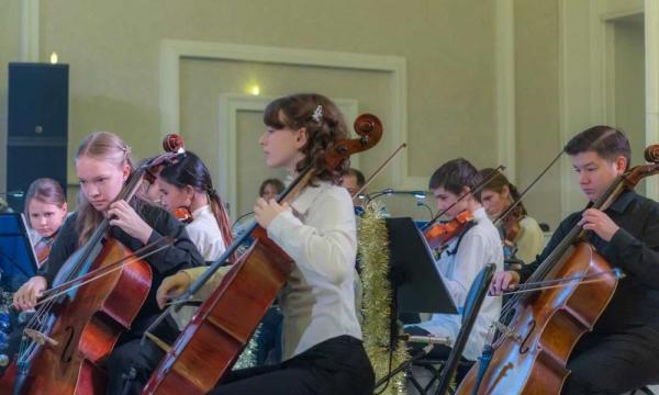 Детский оркестр "Сахалинские надежды" подарил зрителям большой новогодний концерт