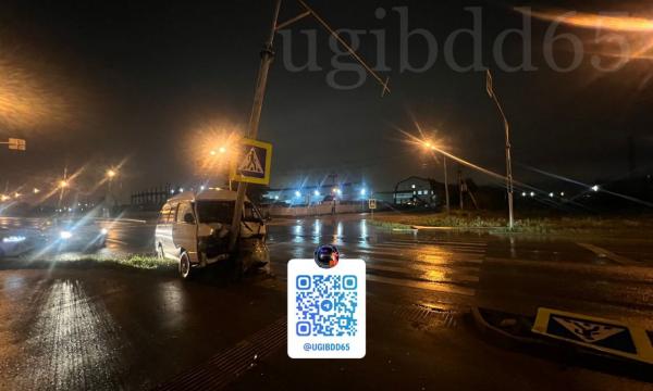 Автомобиль врезался в опору освещения в Южно-Сахалинске