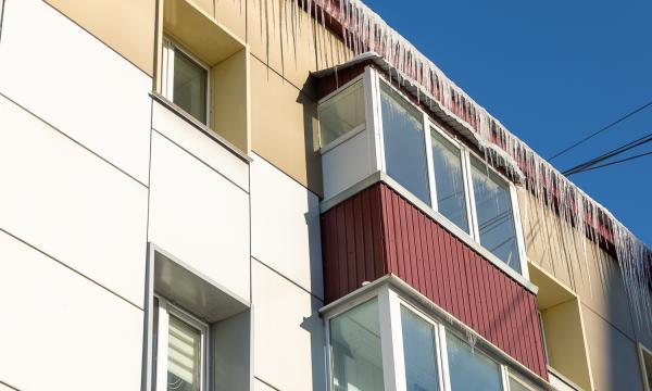 Собственникам и УК Южно-Сахалинска грозят штрафами за сосульки и наледь на крышах