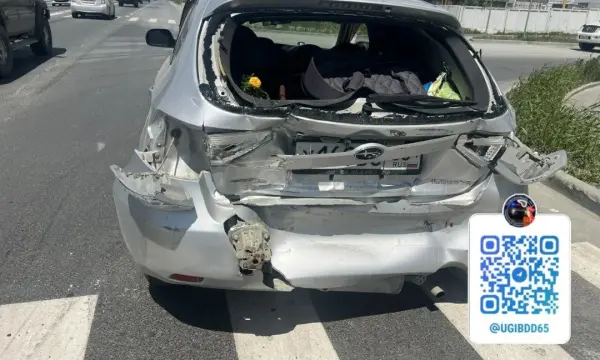В Южно-Сахалинске внедорожник врезался в стоящую Subaru