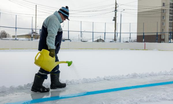 В Южно-Сахалинске приступили к заливке катков