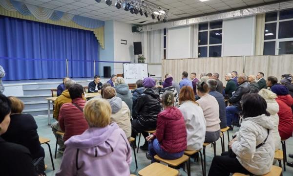 Вице-мэр Денис Ю и представители администрации встретились с жителями Владимировки Вице-мэр Денис Ю и представители администрации встретились с жителями Владимировки