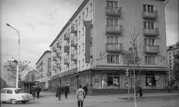 Книжный магазин на перекрестке ул. Ленина и пр. Победы