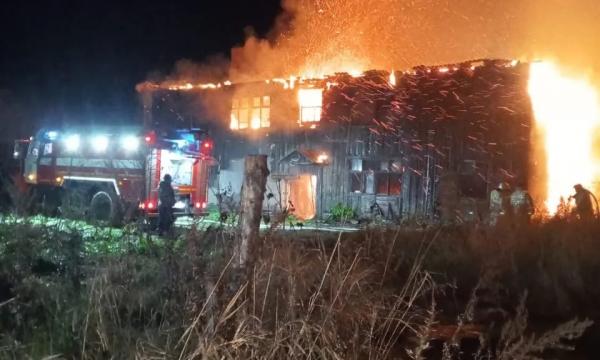 Заброшенный двухэтажный дом в Костромском охватил пожар площадью 450 кв. м
