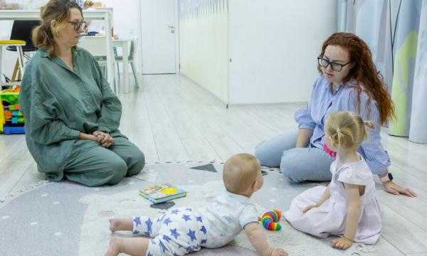 В Южно-Сахалинске мамы в декрете развивают детей и себя благодаря проекту "Семейная азбука"