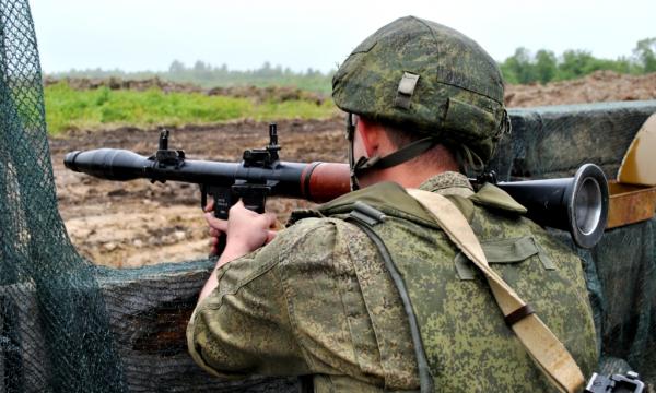 Гранатометчики на Сахалине учатся уничтожать легкобронированную технику противника