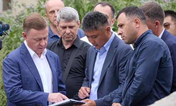 Мэр Южно-Сахалинска запускает благоустройство у Дома быта