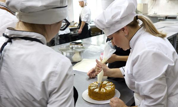 Студенты Сахалинского техникума сервиса отшивают маскировочные костюмы для участников СВО Студенты Сахалинского техникума сервиса отшивают маскировочные костюмы для участников СВО