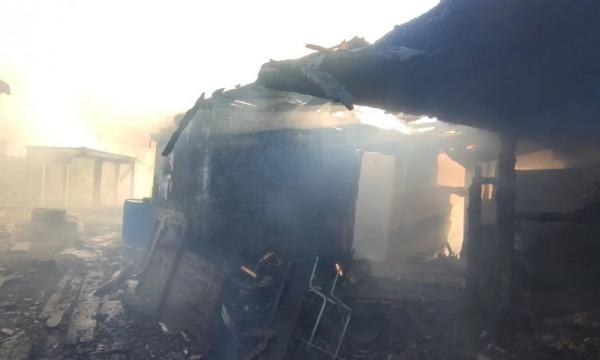 В Тымовском сгорел сарай