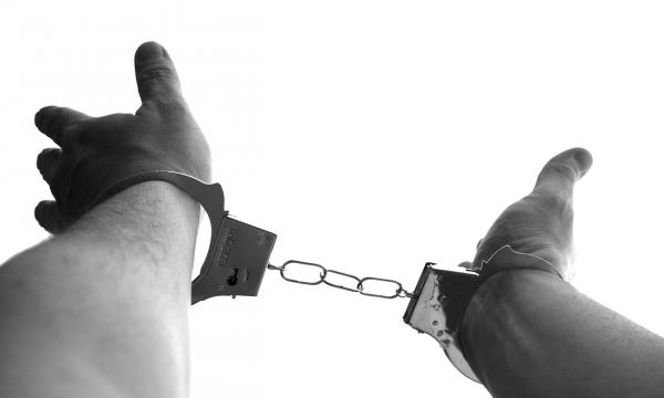 В Южно-Сахалинске мужчину обвиняют в хищении парфюмерии на 20 тысяч рублей