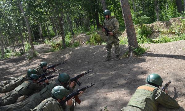 Гвардейцы ВВО отрабатывают тактику боя в лесу на сахалинском полигоне