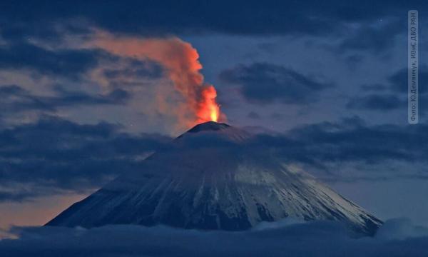 На Камчатке Ключевской вулкан выбросывает бомбы на высоту до 500 метров