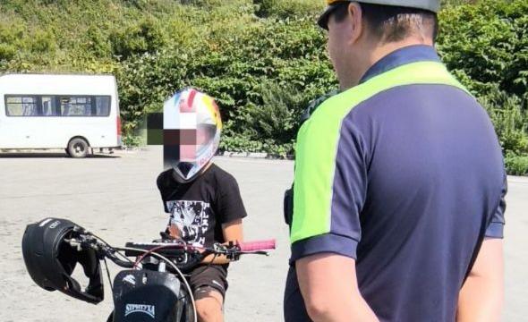 На Сахалине автоинспекторы выявили двух подростков, катающихся на мотоциклах