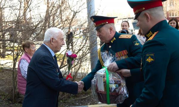 "Единая Россия" поздравила ветеранов Сахалинской области с Днём Победы