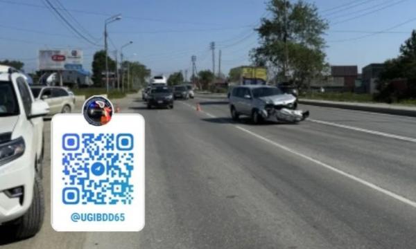 В Южно-Сахалинске столкнулись Toyota Probox и Rav4