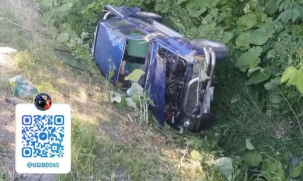 После столкновения на трассе Южно-Сахалинск-Холмск, автомобиль вылетел с дороги