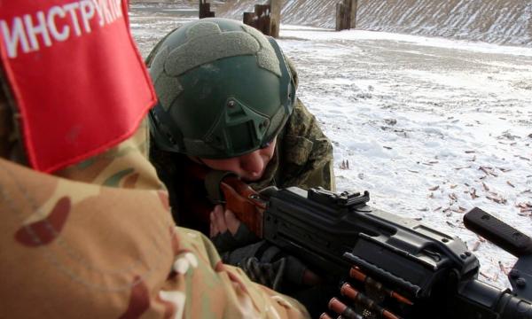 Военнослужащие на Сахалине обучаются стрельбе из пулемёта Калашникова