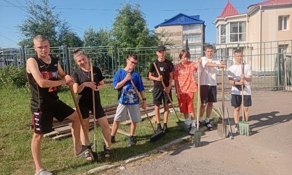 Летом 2025 года центры занятости помогли найти работу более 5800 сахалинским подросткам