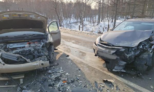 Спасатели предотвратили возгорание после столкновения двух автомобилей под Анивой