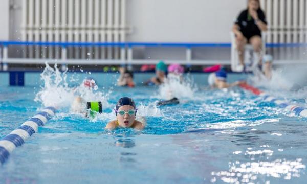 Спорт, дружба, приключения: профильные летние лагеря встречают юных горожан