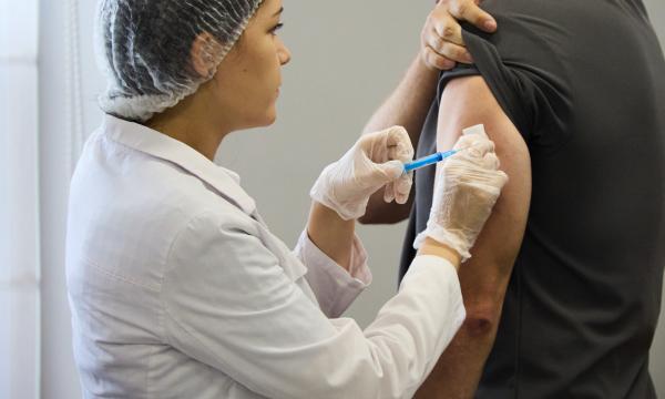 Власти Южно-Сахалинска приглашают предприятия присоединиться к выездной вакцинации