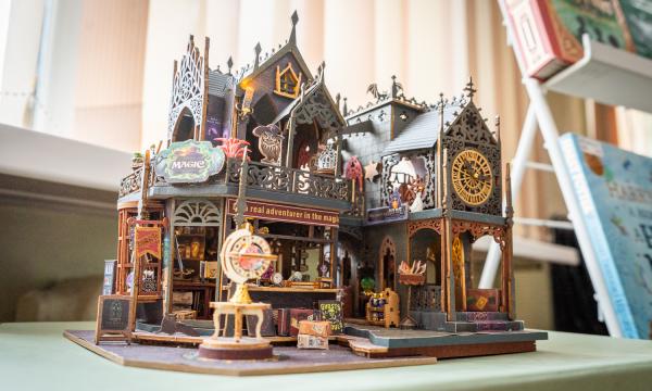 В Южно-Сахалинске открылась выставка к 60-летию Джоан Роулинг