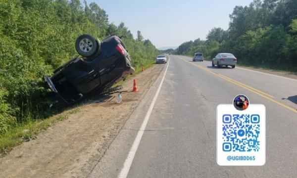На трассе Южно-Сахалинск - Оха водитель без прав улетел на машине в кювет