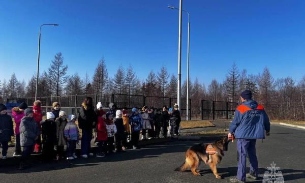 Первоклассники пришли в гости к спасателям МЧС России