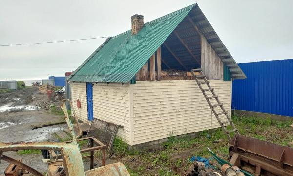 Поронайские пожарные не дали сгореть бане