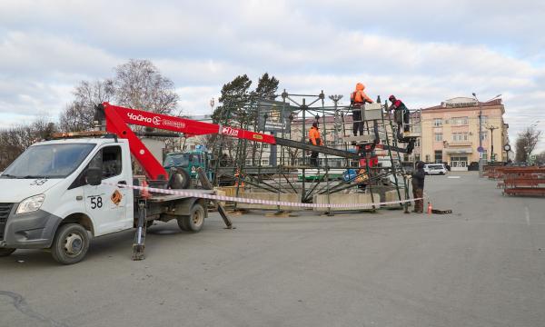 В Южно-Сахалинске начали устанавливать главную новогоднюю елку