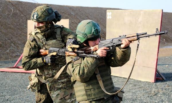 Военнослужащие на Сахалине осваивают методику стрельбы из автомата Калашников Военнослужащие на Сахалине осваивают методику стрельбы из автомата Калашников