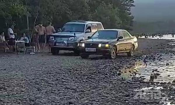 На Сахалине автомобилист прокатился по мелководью, где резвились дети