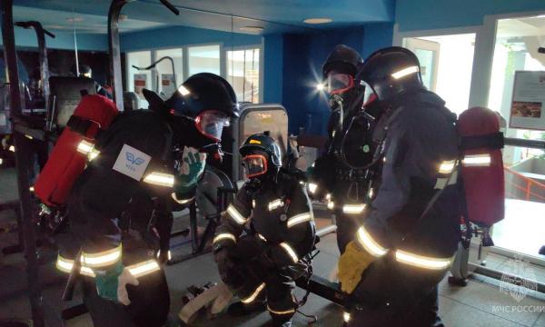 Специалисты МЧС России провели учения по эвакуации из горящей гостиницы.