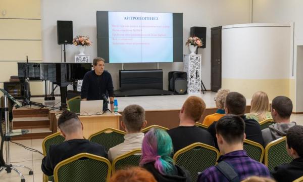 Лекция «Современная археология» в СахОУНБ собрала студентов и любителей истории на острове