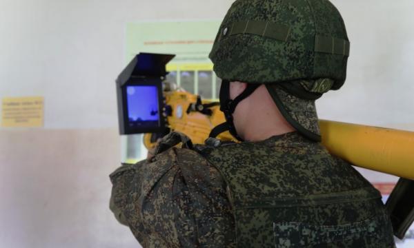 Военнослужащие на Сахалине поражают воздушные цели на тренажёре