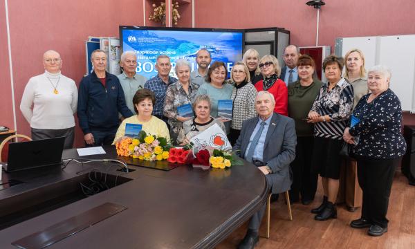 Поэтесса Наталья Иванова-Голицына передала свои книги в фонды сахалинских библиотек Поэтесса Наталья Иванова-Голицына передала свои книги в фонды сахалинских библиотек