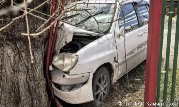 Пьяный водитель устроил аварию возле детского сада на Камчатке Пьяный водитель устроил аварию возле детского сада на Камчатке