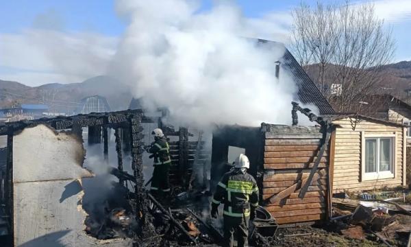 Пожарные Углегорска потушили баню Пожарные Углегорска потушили баню