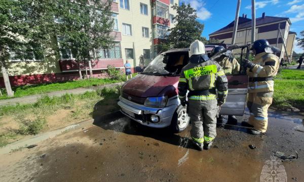 Пожарные ликвидировали возгорание автомобиля на ногликской парковке