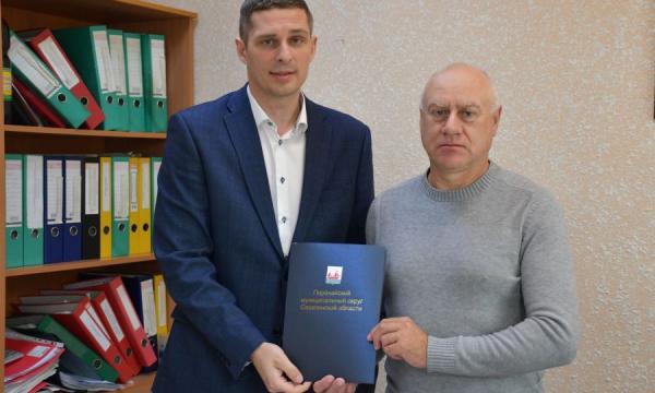 Мэр Поронайского района Антон Карпуков наградил Олега Агеенко
